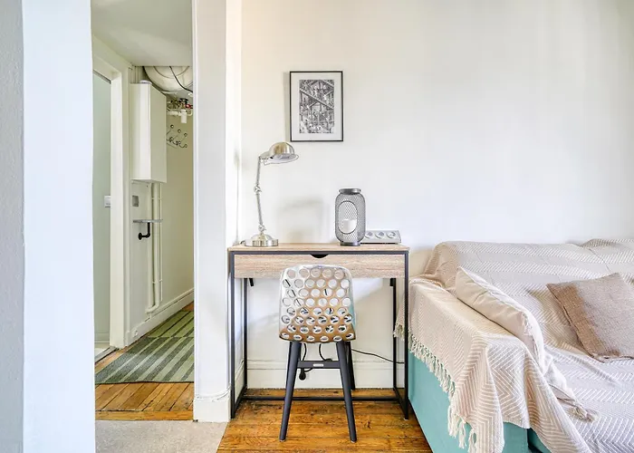 Sous Les Toits Du Pere Lachaise Paris