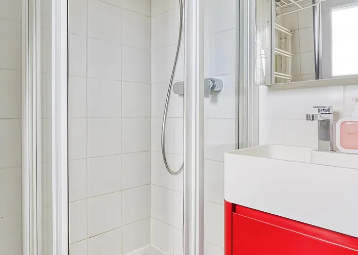 Sous Les Toits Du Pere Lachaise * Paris