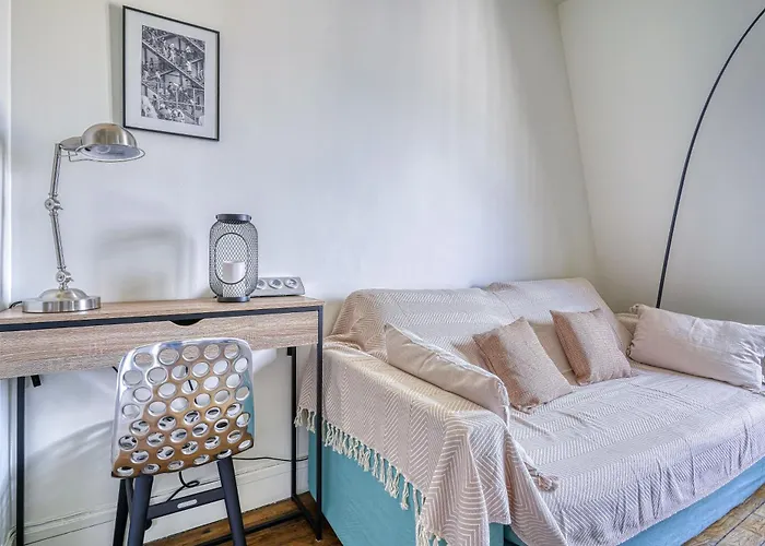 Sous Les Toits Du Pere Lachaise