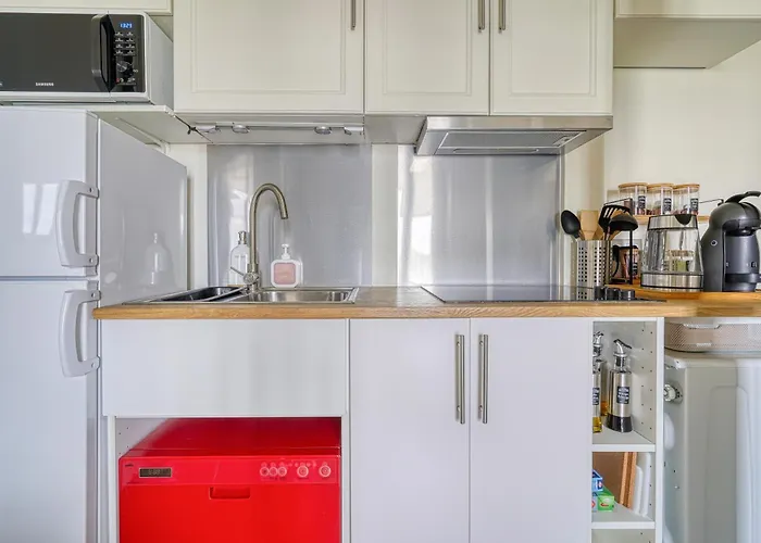 Sous Les Toits Du Pere Lachaise