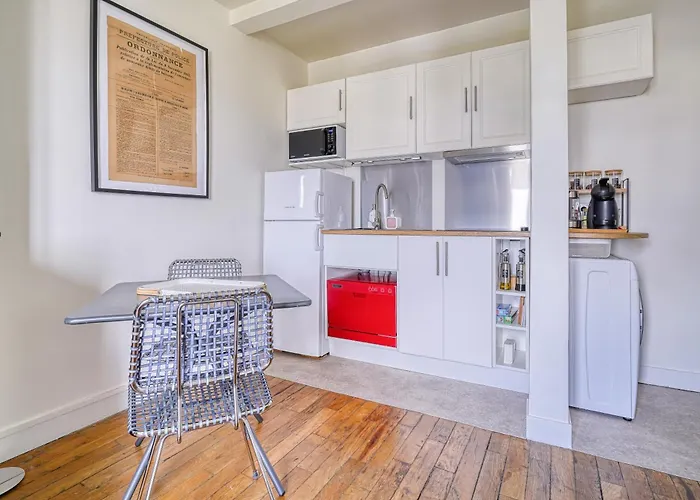 Sous Les Toits Du Pere Lachaise * Paris